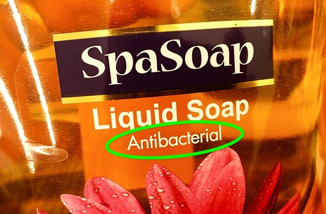6. Sử dụng xà bông kháng khuẩn thường xuyên: Có một lượng lớn các vi khuẩn hữu ích sống trên bề mặt da của chúng ta, chúng đóng một vai trò quan trọng trong việc bảo vệ cơ thể người. Nếu chúng ta sử dụng xà bông kháng khuẩn quá thường xuyên để khử trùng, nó sẽ tiêu diệt cả những vi khuẩn có lợi, từ đó tạo cơ hội để các vi khuẩn có hại xâm nhập vào cơ thể chúng ta. Các bác sĩ da liễu khuyên bạn nên sử dụng xà bông kháng khuẩn để rửa các vết trầy xước. Không nên sử dụng nó để rửa tay nhiều hơn 2 lần/tuần. Ảnh: Brightside.