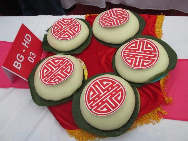 Bánh dày Gia Lộc: Khách qua đường lỡ bữa dừng chân tại thị trấn Gia Lộc (Hải Dương) ăn chiếc bánh dày, uống chén trà hoặc mua vài gói bánh về làm quà cho người thân, chỉ một lần rồi nhớ mãi hương vị. Chiếc bánh dày trắng mịn, dẻo thơm đã trở thành một trong những đặc sản Hải Dương mà du khách đã nếm qua đều khó quên. Ảnh: Vietnamnet.