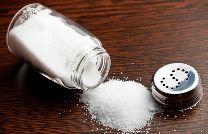 8. Baking soda với muối: Baking soda và muối sẽ làm khô chất nhờn trên da và làm tắc nghẽn lỗ chân lông để loại bỏ các bụi bẩn, bụi và các tạp chất khác. Trộn một lượng baking soda và muối bằng nhau. Bôi hỗn hợp lên mặt và để yên khoảng 10 phút. Rửa sạch mặt với nước.