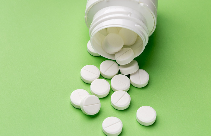 9. Baking soda và aspirin: Dùng 2 viên nén aspirin nghiền mịn trộn với 1 muỗng soda baking soda và 1 muỗng canh nước. Bôi hỗn hợp này lên da nhiều mụn và để yên khoảng 15 phút và sau đó rửa sạch bằng nước mát hoặc ấm. Bạn có thể thực hiện cách này 2-3 lần một tuần.