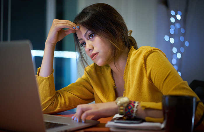 6. Cortisol: Cortisol là loại hormon chủ yếu tiết ra khi bạn stress, lo lắng, chán nản hay tức giận. Khi phụ nữ quá căng thẳng, loại hormon này sẽ tăng lên dẫn tới kích thích cảm giác thèm ăn, từ đó, gây tăng cân. Để tránh tăng cân do hormon này, bạn hãy đi dạo hay nghe nhạc để giải tỏa khi tâm trạng không tốt. Ảnh: iStock.