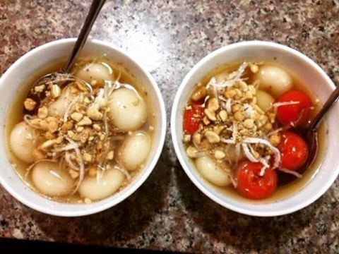 Coóng Phù: Đến Lạng Sơn vào ngày lạnh, đừng quên ghé qua chợ Kỳ Lừa để nhâm nhi một bát coóng phù nóng hổi còn nguyên vị khói thơm. Thức quà giản dị nhưng nồng ấm của xứ Lạng cũng đủ để xua đi cái lạnh giá vùng núi miền cao. Miếng coóng phù dẻo dai đượm vị, hòa cùng chút ngọt mát của mật, hương thơm ấm xực từ gừng tươi, lẫn nhân đậu xanh béo ngậy, quyện đường, tạo nên sức hút kỳ lạ. Ảnh: Vietnamnet.