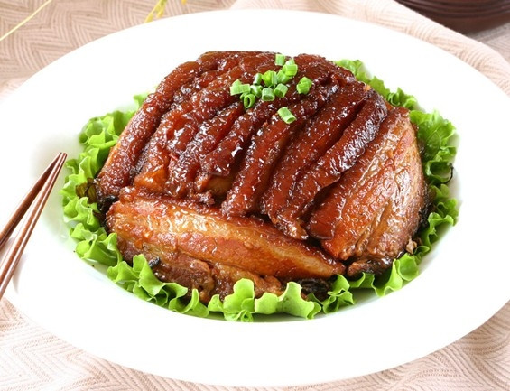 Món khâu nhục: Những dịp lễ tết, nhà mới, đám cưới… của người Tày, Nùng ở Lạng Sơn không thể thiếu món khâu nhục cổ truyền này. Là món ăn có xuất xứ từ người Hoa, sau khi du nhập vào Việt Nam, khâu nhục được người dân tộc Tày, Nùng, biến tấu với hương liệu Việt để trở thành món ngon xứ Lạng nổi tiếng. Món khâu nhục vừa bắc ra có mùi thơm béo ngậy của thịt, hương thơm từ lá mắc mật, vị bùi của khoai quyện cùng nhiều hương liệu khác. Ảnh: Depplus.
