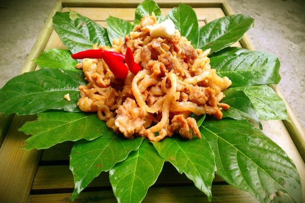 Nem nướng Hữu Lũng: Để có được nem ngon phải chọn được phần thịt lợn khoét vai không quá nạc nhưng cũng không được quá mỡ, phải chọn con lợn mới mổ, thịt hồng. Thịt mua về được thái sợi nhỏ, bì lợn cạo sạch lông, đem luộc chín. Sau đó trộn cả phần thịt và bì với bột thính, gói lại bằng lá chuối tươi. Thưởng thức nem nướng cùng ly rượu Mẫu Sơn trong tiết trời se lạnh bên bạn bè thật không gì bằng. Ảnh: Internet.