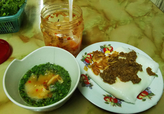 Bánh cuốn trứng Lạng Sơn: Không cầu kì, cao sang nhưng ngon đến lạ lùng…đó là dư vị của món bánh cuốn trứng Lạng Sơn. Nói đến bánh cuốn địa phương nào cũng có, thế nhưng người dân Xứ Lạng dùng nước pha chế lại khác. Món đặc sản xứ Lạng này chỉ đơn giản với một quả trứng gà và một chén nước chấm là nước ninh từ xương ống trộn với thịt băm, thêm chút gia vị đường, ớt, rau mùi băm nhỏ…Thực khách ăn ngay khi còn nóng hổi mới ngon. Ảnh: Tuổi Trẻ.