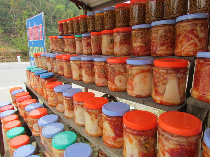 Măng ớt Lạng Sơn: Cùng là trái ớt, những búp măng nhưng mỗi vùng miền lại có cách chế biến, cách ăn khác nhau. Nếu ai đã từng đến Lạng Sơn, sẽ không thể “làm ngơ” trước một đặc sản của vùng này, đó là món măng ngâm ớt cùng mắc mật tươi. Người Lạng Sơn xem món măng ớt và mắc mật ngâm là món ăn quen thuộc có thể ăn cùng cơm, phở hoặc bất cứ món ăn gì hàng ngày. Ảnh: Internet.