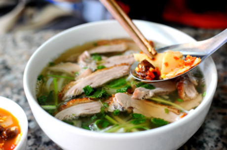 Phở vịt quay: Phở vịt quay Lạng Sơn hấp dẫn người ăn bởi cũng là phở nhưng món ăn có phần lạ miệng hơn khi thay bò, gà truyền thống bằng miếng vịt quay thơm lừng. Khi thưởng thức một bát phở vịt, nếu không quen và cảm thấy hơi ngấy, bạn hãy dùng thêm một vài lát măng muối chua. Mùi thơm của thịt vịt, nước dùng béo ngậy và vị chua của măng tạo nên sự hấp dẫn và thương hiệu đặc biệt trong lòng du khách thập phương. Ảnh: Gia đình & Xã hội.