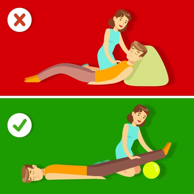 8. Nâng người bất tỉnh dậy: Nếu ai đó ngất, đừng nâng họ dậy hay vẩy nước lạnh lên mặt họ. Sau khi họ tỉnh, đừng để họ uống cà phê hay đồ uống tăng lực dẫn đến mất nước. Cách làm đúng là: Nâng chân người đó lên, nới lỏng những đồ quá chật và không để họ đứng dậy ngay sau khi tỉnh. Ảnh: Brightside.