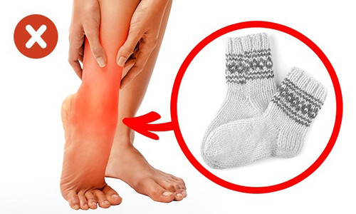 5. Chườm ấm vào vết bong gân: Chườm ấm sẽ không làm dịu vết thương nếu bạn bị bong gân. Ngược lại, nó khiến nhiệt độ sẽ làm tăng lưu lượng máu, khiến vết thương càng nghiêm trọng hơn. Cách sơ cứu đúng khi bị bong gân là chườm lạnh ngày đầu tiên sau khi bị thương để làm giảm viêm và đau. Ảnh: Brightside.
