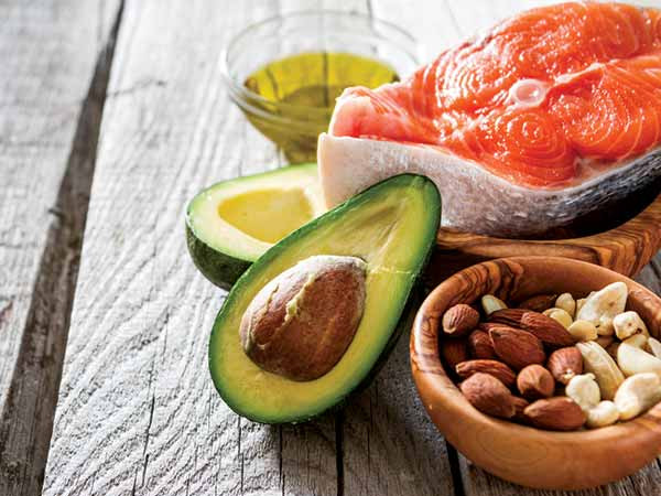 1, Ăn chất béo lành mạnh: Thực phẩm giàu axit béo omega-3 và chất béo bão hòa thấp được xem là có lợi cho tim. Cá hồi và óc chó là những thức ăn tốt cho tim, vì chúng làm giảm mức triglycerides, giảm huyết áp và giảm bệnh dịch hạch. Thực phẩm làm giảm cholesterol xấu hay LDL, ví dụ như yến mạch, có thể giữ cho trái tim của chúng ta khỏe mạnh. Ảnh: Boldsky.