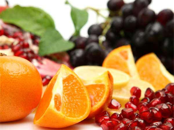 3, Ăn nhiều trái cây và rau: Trái cây và rau quả chứa nhiều vitamin và khoáng chất. Chúng có ít chất béo và calo. Người ta đã chứng minh rằng chế độ ăn uống giàu trái cây và rau cải làm giảm nguy cơ bệnh tim và đột quỵ. Nó cũng làm giảm nguy cơ bệnh mạch vành. Rau quả còn chứa các chất chống oxy hoá chống lại các tổn hại do các gốc tự do gây ra bệnh tim. Ảnh: Boldsky.