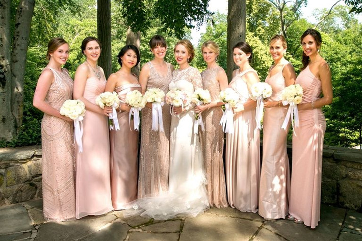 Đội phù dâu diện váy màu hồng mộng mơ. Ảnh: Cosmopolitan.