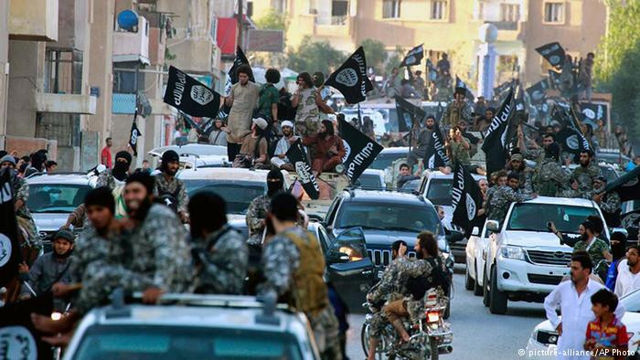Tổ chức Nhà nước Hồi giáo (IS) tự xưng - còn được gọi là ISIL, ISIS và Daesh - là một nhóm khủng bố tách rời al-Qaeda với một hệ tư tưởng Hồi giáo cực đoan. Tổ chức khủng bố IS xuất hiện trong hậu quả từ cuộc xâm lăng Iraq của Mỹ vào năm 2003 và được dẫn dắt bởi Abu Bakr al-Baghdadi. Ảnh: AP.