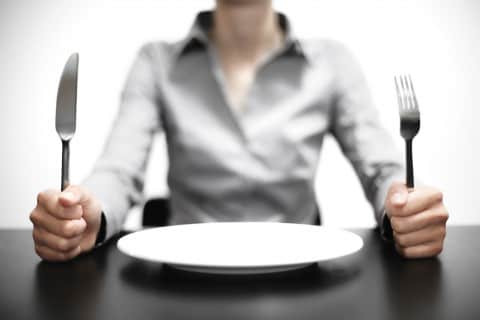 Nhiều người vẫn nghĩ nhịn ăn chỉ đơn giản là để giảm cân, nhưng nghiên cứu tại Mỹ cho thấy nhịn ăn ngắt quãng có tác dụng phòng và chữa bệnh hơn nhiều loại thuốc. Việc nhịn ăn ngắt quãng là một kỹ thuật mà bạn sẽ thực hiện nhịn ăn trong 12-18 giờ mỗi ngày (bao gồm cả thời gian ngủ) và chỉ ăn cố định trong những giờ còn lại. Sau đây là những lợi ích của việc nhịn ăn ngắt quãng có thể bạn chưa biết. Ảnh: Boldsky.