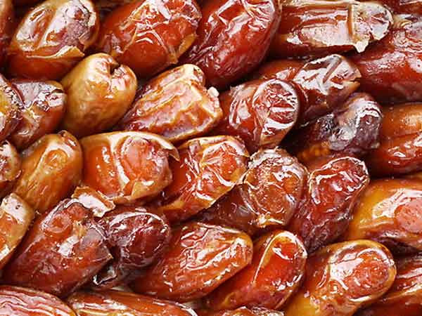 Quả chà là: Không chỉ dồi dào sắt, chà là còn chứa nhiều potasium, magnesium, canxi, selenium, các sinh tố nhóm B và có nhiều chất xơ như các loại quả khô khác. Đặc biệt, chà là còn được biết đến là loại trái cây có công dụng sản xuất hemoglobin. Do đó, chúng ta có thể ăn chà là như một món ăn hàng ngày để tăng sản xuất hồng cầu. Ảnh: Boldsky.