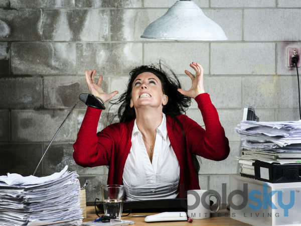 6. Làm giảm căng thẳng và lo âu: Trứng có chứa 9 axit amin thiếu yếu giúp tăng cường sức khỏe thần kinh, điều chỉnh việc sản xuất serotonin – chất dẫn truyền thần kinh tạo cảm giác thư giãn, bình tĩnh và lạc quan. Sự thiếu hụt các axit amin này có thể ảnh hưởng đến sức khỏe tinh thần của bạn. Nếu ăn trứng vào bữa sáng, đồng nghĩa với việc bạn có thể khởi đầu một ngày mới tràn đầy năng lượng, thoải mái, tránh xa căng thẳng. Ảnh: Boldsky.
