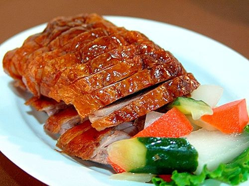 Vịt quay 7 vị: Người Cao Bằng đã dùng 7 loại gia vị khác nhau để ướp món thịt vịt tạo nên món ăn mang hương vị vô cùng đặc biệt. Sau khi quay xong, thịt vịt được chặt nhỏ ra đĩa, da vàng màu mật, rộm cánh gián. Thịt ăn chắc và ngọt, mềm nhưng không bở, cũng không dai. Mỗi khi ăn người ta phải nhai thật chậm để cảm nhận hết vị ngọt của mật ong với vị béo của dầu, vị ngọt chất của miếng thịt vịt tươi. Ảnh: Gia đình và Xã hội.