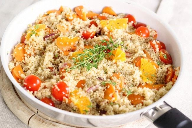 5. Quinoa: Hạt quinoa là một loại thực phẩm giàu chất xơ, ít calo, kiểm soát sự thèm ăn và đẩy nhanh quá trình đốt cháy mỡ thừa. Nó chứa các protein, chất chống oxy hoá và các chất dinh dưỡng khác như sắt, kẽm, selen và vitamin E. Hạt này là một lựa chọn thay thế tuyệt vời cho cơm và có thể ăn kèm với thịt hoặc rau. Ảnh: Pixabay.