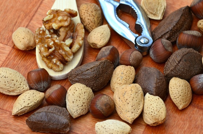7. Quả óc chó và hạnh nhân: Cả hai thực phẩm này đều có hàm lượng omega-3 và protein cao. Hơn nữa, hạnh nhân giúp bạn kiểm soát đường và kích hoạt sự trao đổi chất. Thêm một số hạt hạnh nhân hoặc óc chó vào món salad hoặc ăn chúng bất cứ khi nào bạn cảm thấy đói trong ngày. Ảnh: Pixabay.