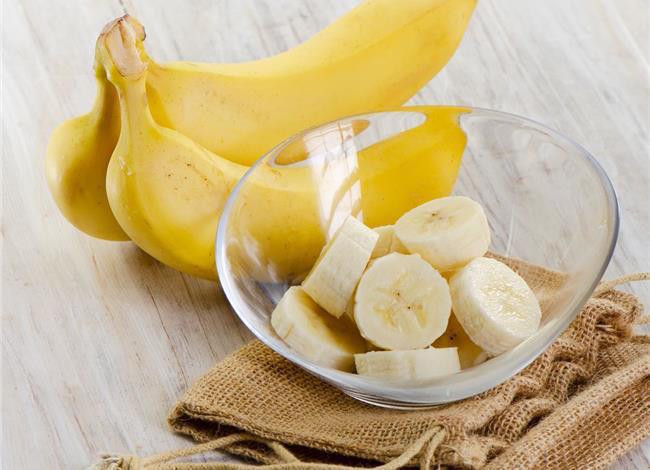 Chuối giàu vitamin C: Một quả chuối cung cấp 15% lượng vitamin C cần thiết hàng ngày. Vitamin C là một chất chống oxy hoá quan trọng làm trung hòa các gốc tự do có hại trong cơ thể. Vitamin C cũng hỗ mạch máu khỏe mạnh và tạo ra collagen liên kết các cơ, xương và các mô lại với nhau. Ảnh: Caloriesecrets.