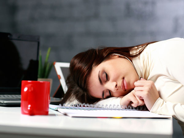 Mệt mỏi: Khi chức năng gan bị suy giảm sẽ dẫn tới tình trạng mệt mỏi do các tế bào không có đủ dinh dưỡng trong khi lượng dinh dưỡng lại bị trì trệ ứ đọng lại ở gan khiến nó bị quá tải. Gan quá tải sẽ gây ra sự mệt mỏi, uể oải, yếu ớt,… thậm chí là da bị tái nhợt, xanh xao. Ảnh: Boldsky.