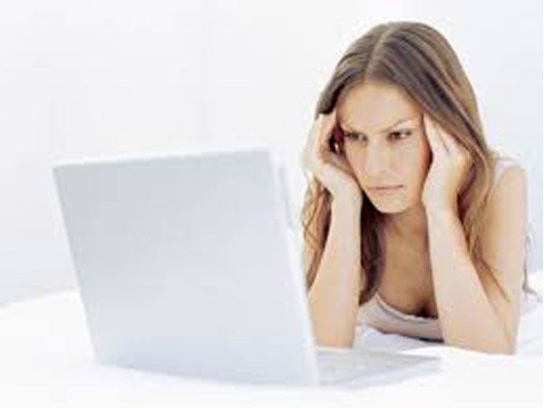 6. Nheo mắt: Nheo mắt và các biểu hiện trên khuôn mặt khác là kết quả của sự co cơ. Các cơ bắp được sử dụng nhiều hơn thì chúng càng trở nên mạnh mẽ hơn. Những chuyển động cơ này làm cho tế bào da trở nên yếu và do đó dẫn đến nếp nhăn. Ảnh: Boldsky.