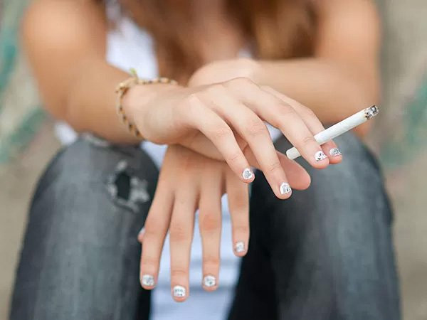 8. Hút thuốc: Hút thuốc là một trong những thủ phạm lớn nhất gây ra các nếp nhăn xuất hiện sớm. Nicotin trong thuốc lá có thể làm hẹp các mạch máu và điều này dẫn đến nhiều nếp nhăn hơn. Ảnh: Boldsky.
