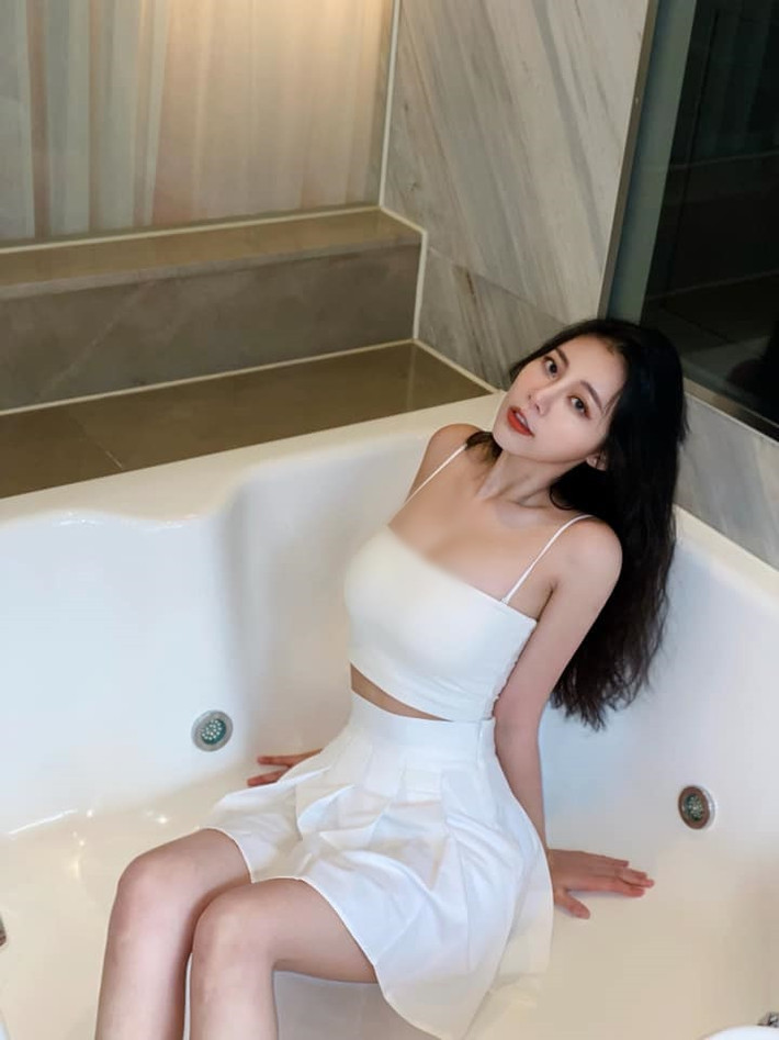 Cô nàng rất nghiêm khắc với bản thân trong chuyện giữ dáng vì ý thức được tầm quan trọng của ngoại hình đối với công việc mình theo đuổi.