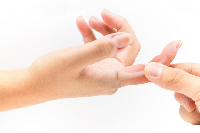 5 - Gãy xương: Mùa đông, thời tiết ẩm ướt, lạnh giá, môi trường không khô ráo, dễ trơn trượt sẽ dẫn đến gãy xương, đặc biệt là trong nhà tắm. Ngoài ra, do phơi nắng không đủ và ít người ra ngoài nên thường thiếu vitamin D, dễ ảnh hưởng đến mật độ xương và tăng nguy cơ gãy xương trong các chấn thương.