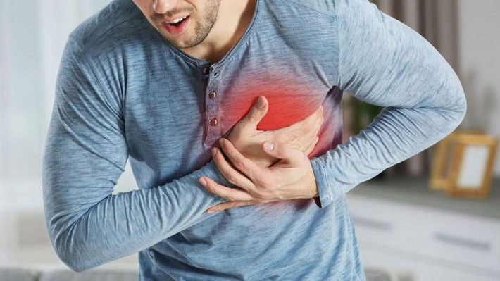 1 - Đột quỵ và nhồi máu cơ tim: Theo bác sĩ Hồng, các mạch máu sẽ co lại khi thời tiết lạnh dễ gây ra các bệnh về tim và mạch máu não, chẳng hạn như nhũn não và nhồi máu cơ tim. Nó không chỉ giới hạn ở lạnh mà còn bao gồm sự thay đổi nhiệt độ quá mức, chẳng hạn như quá lạnh hoặc quá nóng, chẳng hạn như tắm nước nóng rồi lập tức lại phải thích ứng với nhiệt độ phòng quá lạnh.