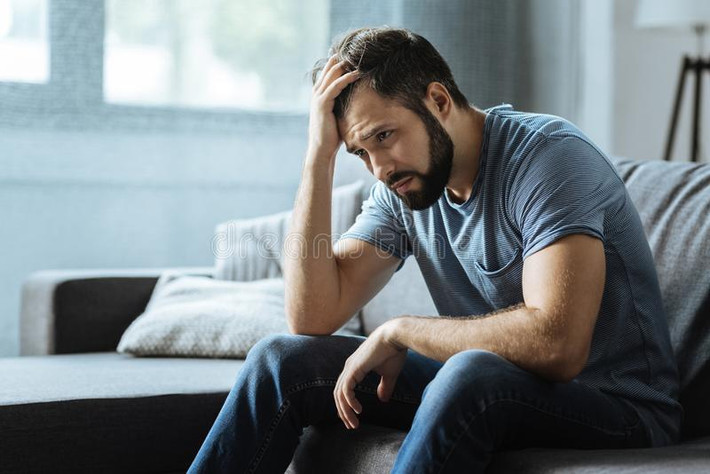 Biểu hiện 1: Ngứa ở vùng tuyến tiền liệt. Nguyên nhân là do rận mu dựa vào máu người để tồn tại, do đó khi hút máu cơ thể người, chúng sẽ cắn vào da người và tiết ra một lượng nọc độc nhất định. Lượng nọc độc này sẽ đào thải ra ngoài khi đang hút máu, khiến cho tuyến tiền liệt bị ảnh hưởng ở một mức độ nhất định rồi dẫn đến hiện tượng ngứa ngáy.