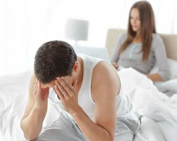 Các bạn nam nên chú ý hơn, trong thời gian bị ngứa ngáy, nếu trên quần lót hoặc quần áo xuất hiện những nốt nhỏ màu đen hoặc chấm đỏ thì rất có thể là do máu rận mu làm vương ra khi hút.