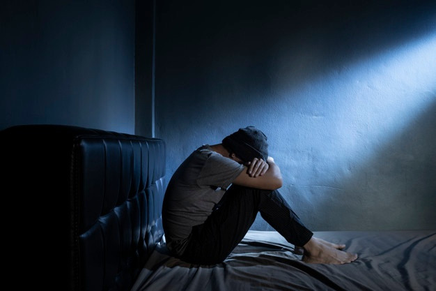 Tuy nhiên, những đốm này thường không gây ra sự khó chịu vô cùng nghiêm trọng nên mọi người không mấy quan tâm. Thực ra, những vết xám xanh này là hiện tượng đông máu do nọc độc rận mu gây ra, ấn ngón tay vào không có cảm giác đau nhưng không phai, có một số vết thường kéo dài vài tháng mà không tan.
