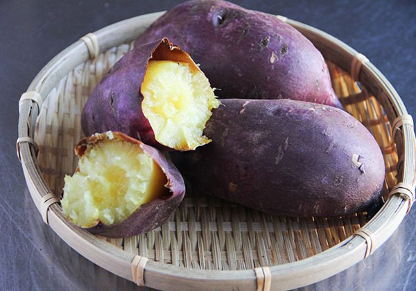 Khoai lang cũng rất giàu carotene và vitamin A, cực kỳ hữu ích cho việc giảm mệt mỏi cho mắt. Nếu ăn khoai lang vào bữa sáng, nó có thể giúp chăm sóc sức khỏe của đôi mắt, bảo vệ thị lực của bạn, tránh bị giảm thị lực, khiến mắt khoẻ hơn, sáng hơn.