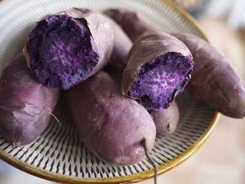 Khi ăn khoai lang vào bữa sáng, tốt nhất không nên ăn kèm với trứng hoặc quả hồng, nếu không sẽ không có lợi cho quá trình tiêu hóa, hấp thụ của dạ dày và ruột mà còn dễ làm tăng đầy hơi và khiến dạ dày chứa đầy axit dịch vị.
