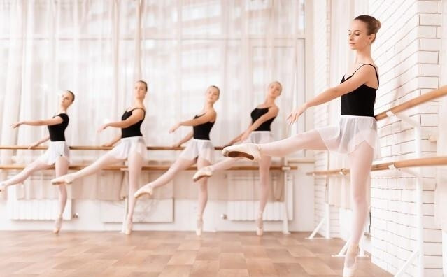 Cô Lý, 28 tuổi, người Trung Quốc, là một giáo viên dạy múa. Sau một thời gian đứng lớp, cô Lý cùng một người bạn mở phòng tập nhảy và đứng lớp thường xuyên. Cô Lý nổi tiếng là xinh đẹp, dáng chuẩn. Tuy nhiên thời gian trước, do có thai, sinh con và nuôi con nên cô Lý tạm thời bỏ múa. (Ảnh minh họa)