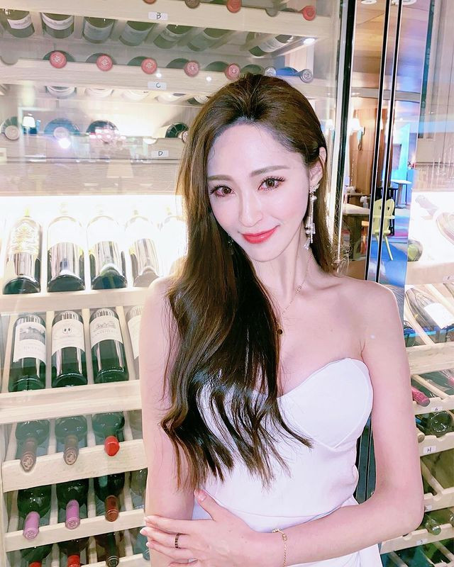 Nữ luật sư gợi cảm Phó Tĩnh Du nổi tiếng là người có khuôn mặt thiên thần, dáng hình "yêu nữ". Gần đây, cô nàng không chỉ xuất hiện với vai trò luật sư, còn xuất hiện trong loạt phim mới, gây được sự chú ý lớn.