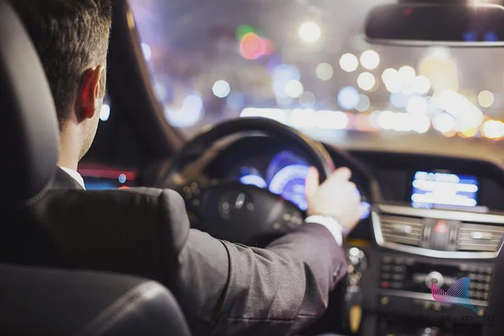 Ngược lại, dậy sớm có rất nhiều lợi ích. Bạn có thể dậy sớm để tập thể dục, có thể chuẩn bị bữa sáng đầy đủ cho mình và cũng có thể lên kế hoạch tốt cho công việc trong ngày. Những người dậy sớm thường minh mẫn hơn và có thể tiếp xúc với nhiều ánh sáng mặt trời hơn.