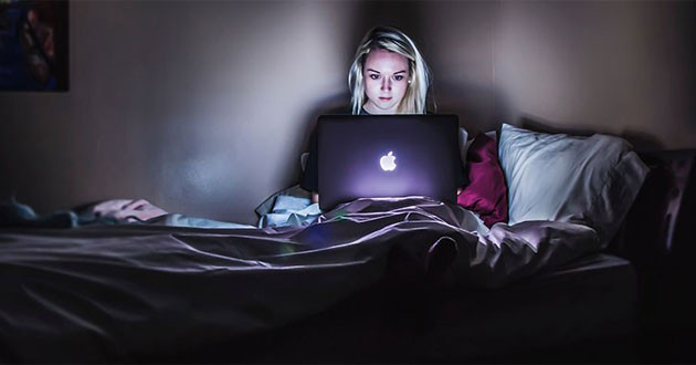Giấc ngủ bị gián đoạn đột ngột dẫn đến quán tính của giấc ngủ xảy ra. Quán tính của giấc ngủ là một cảm xúc tiêu cực xảy ra sau khi ngủ không đủ giấc, biểu hiện là buồn ngủ, suy giảm nhận thức và ủ rũ khi thức dậy. Trong trường hợp nghiêm trọng, có thể có cảm giác rối loạn định hướng hoặc lú lẫn.