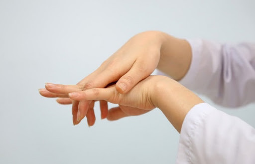 1. Móng tay giữa dễ gãy: Muốn biết gan của mình có khỏe mạnh hay không thì trước hết chúng ta phải quan sát xem móng tay giữa có trở nên mỏng hơn, giòn và dễ gãy hay không.