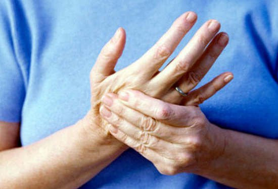 Nếu phát hiện ngón giữa có biểu hiện mỏng hơn, hoặc sưng dày hơn các ngón còn lại thì đây chính là ngụ ý của cơ thể, cho thấy gan của chúng ta đã bị ảnh hưởng ở một mức độ nhất định.
