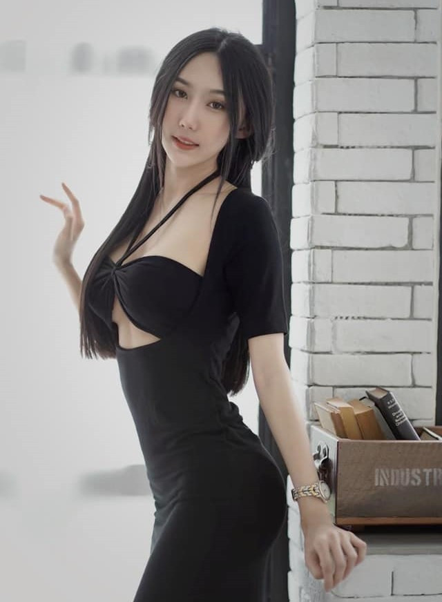 Theo tìm hiểu, Atinuch Wattanasirichaikul nổi lên nhờ hình ảnh chụp lén lúc cô nàng còn là nữ sinh của một trường cấp 3.