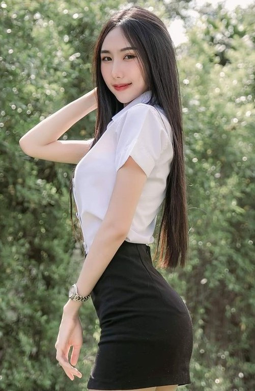 Trên trang IG cá nhân có hơn 160.000 người hâm mộ của mình, Atinuch Wattanasirichaikul thường xuyên đăng những hình ảnh khoe 3 vòng tuyệt đẹp.
