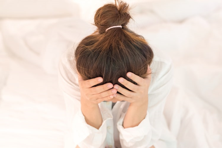 Hãy chú ý, trước khi bị nhồi máu não, cơ thể sẽ có những biểu hiện bất thường sau: Tê bì chân tay, tay chân lạnh, bắp chân thường xuyên bị chuột rút; Thường xuyên chóng mặt và nhức đầu, giảm thị lực từng đợt; Gốc lưỡi cứng đờ, nói năng bất đắc chí, nói ngọng; Phản ứng trở nên tồi tệ hơn, và tối thường xuyên bị mất ngủ. Ngoài ra, người mỡ máu cao cần chú ý xây dựng các thói quen tốt trong cuộc sống, tuân thủ luyện tập thể dục thể thao, thúc đẩy quá trình chuyển hóa mỡ, giúp kiểm soát lipid máu.