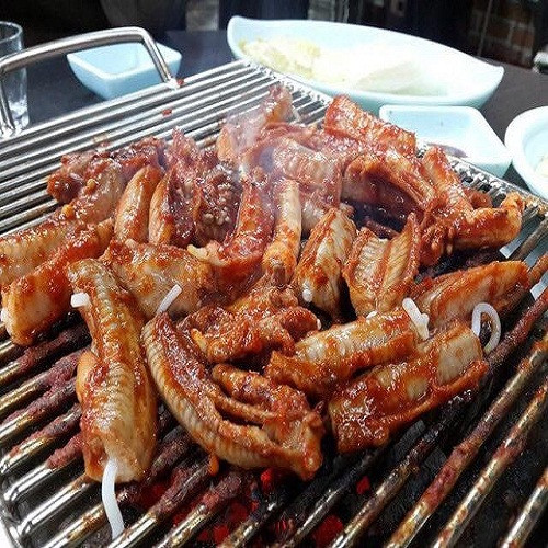 Theo những vị đầu bếp dày dặn kinh nghiệm, cá mút đá được sơ chế làm sạch, nướng qua lửa hoặc trần qua nước sôi để loại bỏ lớp da trơn tuột dễ hơn.