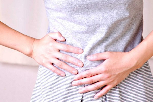 Thứ nhất, ăn uống kém đi, không cảm thấy ngon miệng. Kém ăn do ung thư tuyến tụy có đặc điểm đặc biệt là không muốn ăn những thứ nhiều dầu mỡ, chất béo. Điển hình như pho mát, gà rán, thịt lợn kho, trứng, mực chiên, que bột chiên, cua lông, bánh tráng miệng và các loại thực phẩm giàu protein và chất béo khác.