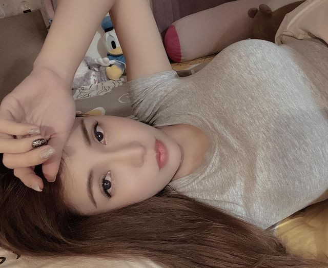 Về vấn đề này, Trần Gia Nghi không phản bác cũng không đồng thuận, cô nàng một mực giữ im lặng và vẫn thường xuyên tung ra những bộ ảnh xinh đẹp lung linh, khoe thân hình bốc lửa của mình.