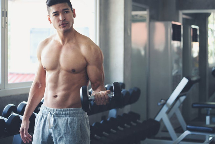 Vẻ ngoài bắt mắt này cũng trở thành "bùa" thu hút khách hàng của Tiểu Lăng. Khi tìm thấy cơ hội kinh doanh, chàng trai bắt tay vào bán hàng bằng phương pháp livestream.