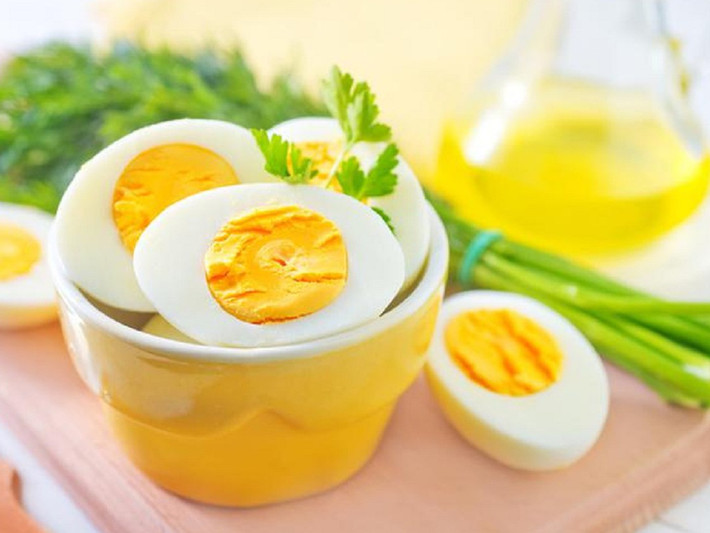 Thế nhưng cân nặng của Tiểu Lăng không những không giảm mà còn tăng lên vùn vụt, hẳn 10kg. Điều kỳ lạ hơn nữa là sau khi uống nhiều nước, Tiểu Lăng vẫn đi tiểu ít, có bọt nhiều.