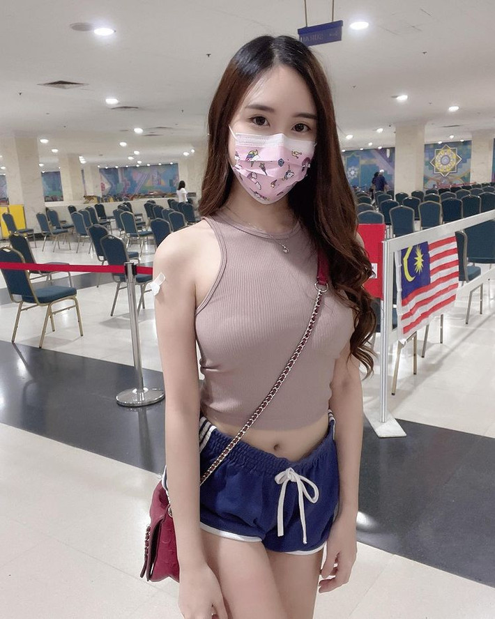 Hơn nữa bộ trang phục tuy xuyên thấu nhưng vẫn không lộ vùng nhạy cảm. So với nhiều hot girl khác, Kabby Chong hoàn toàn bình thường, không hề "xúc phạm người nhìn" như nhiều cư dân mạng nặng nề bình luận.